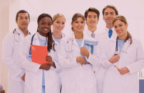 foto de um grupo de médicas e médicos