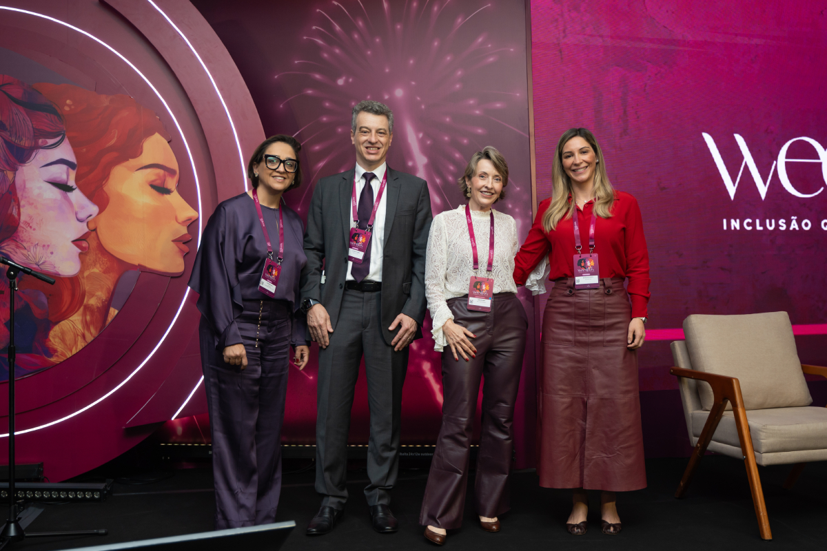 Quatro participantes posam juntas no palco do WEEM Talks 2026 após uma atividade do evento.