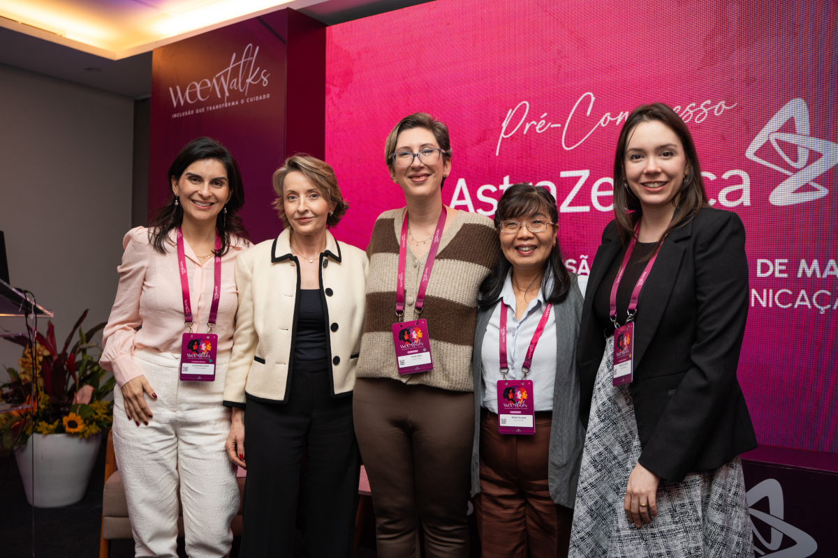 Cinco participantes do WEEM Talks 2026 posam juntas diante de um painel rosa do pré-congresso.