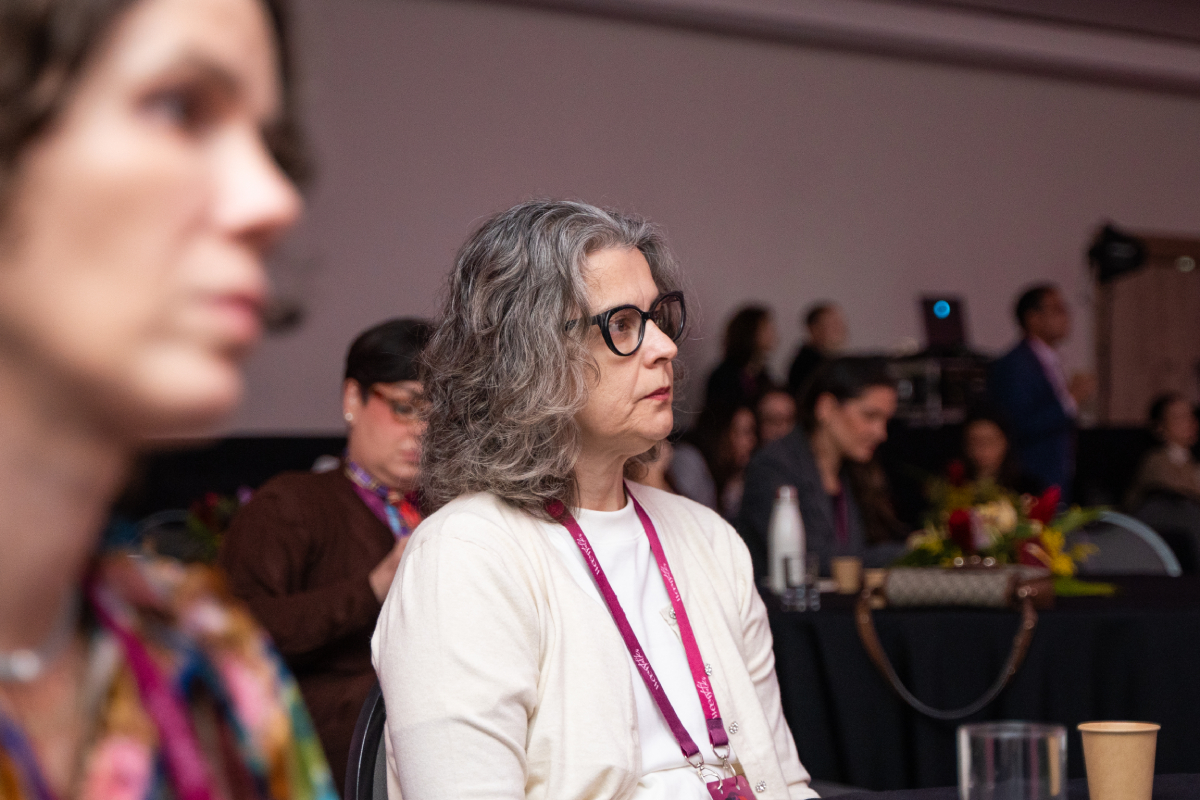 Participante da plateia acompanha atentamente uma apresentação durante o WEEM Talks 2026.